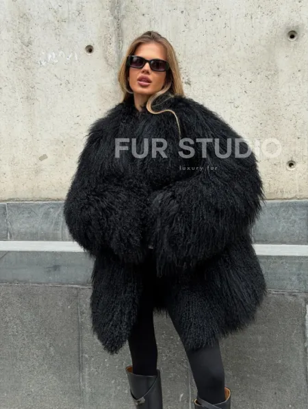 Черная шуба из ламы V-образный вырез - фото 12