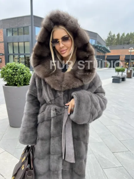 Шуба норковая с капюшоном из меха куницы в цвете графит грей - фото 0