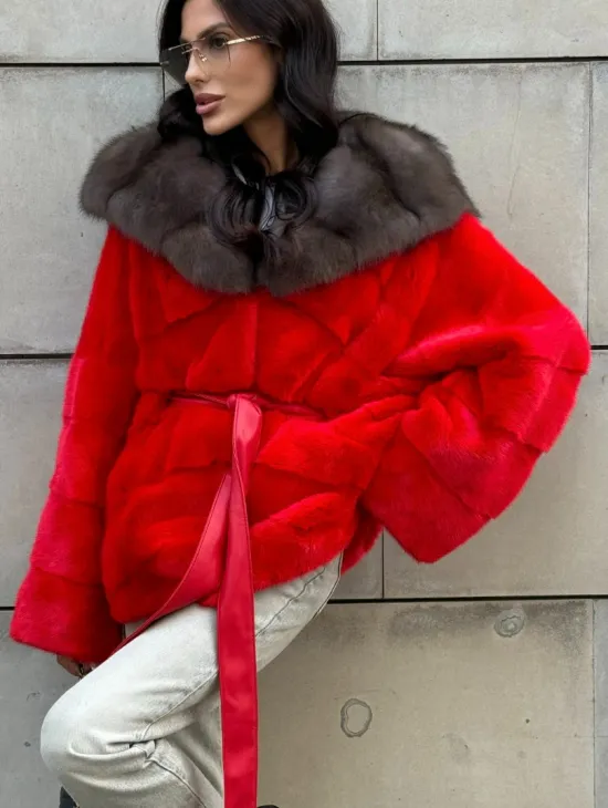Полушубок из меха норки с капюшоном из куницы в карминовом цвете (красный) - фото 7