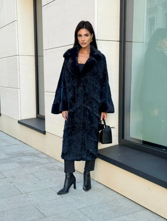 Шуба из каракуля Indigo Blue с отделкой из меха норки, фасон кокон - фото 9