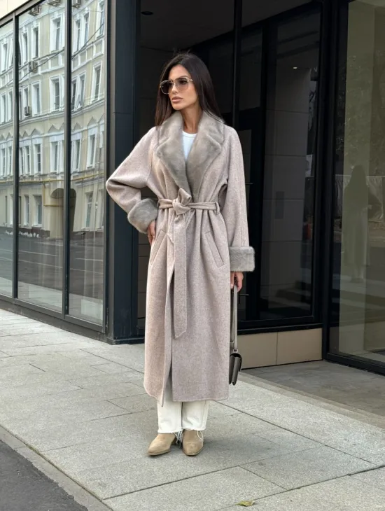 Женское демисезонное пальто с отделкой из меха норки - фото 8