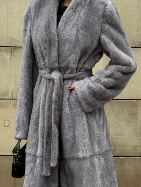 Шуба из голубой скандинавской норки без воротника с поясом “Fashion trend 2024-2025“ - фото 1