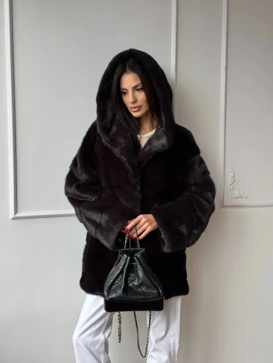 Меховая шубка с капюшоном из аукционной норки в цвете уголь - фото 11