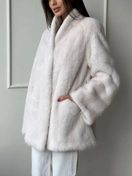Белый меховой жакет из норки с V-образным воротником и поясом - фото 2