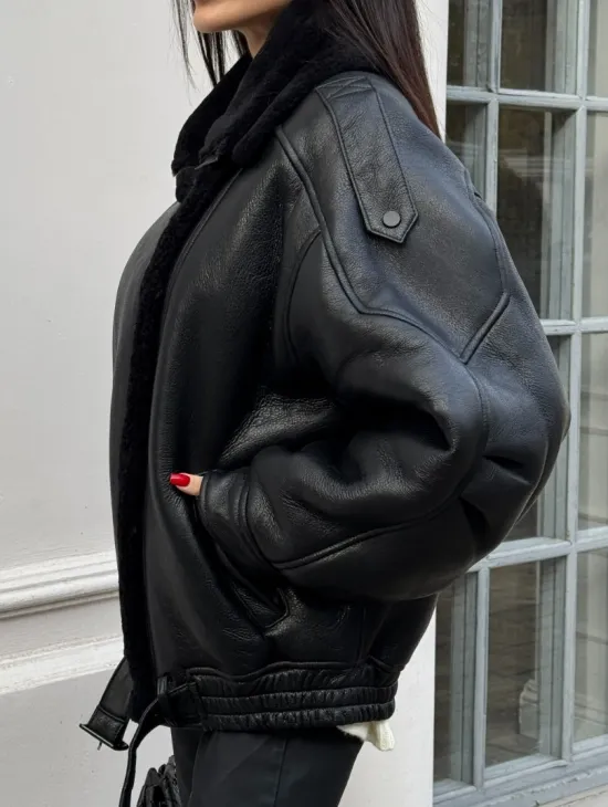 Укороченная женская дубленка - бомбер с двойным воротником - фото 6