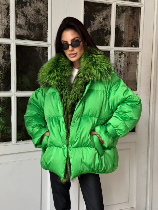 Стильный женский пуховик с мехом чернобурки в цвете изумруд - фото 8