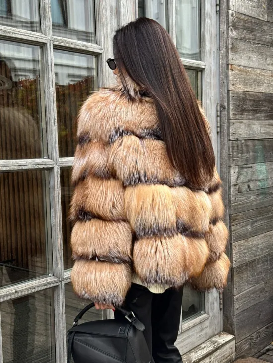Женская шуба из меха лисы 
