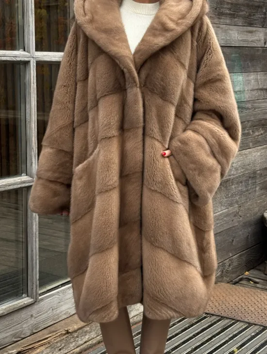 Шуба из меха премиальной плюшевой норки с капюшоном - фото 3