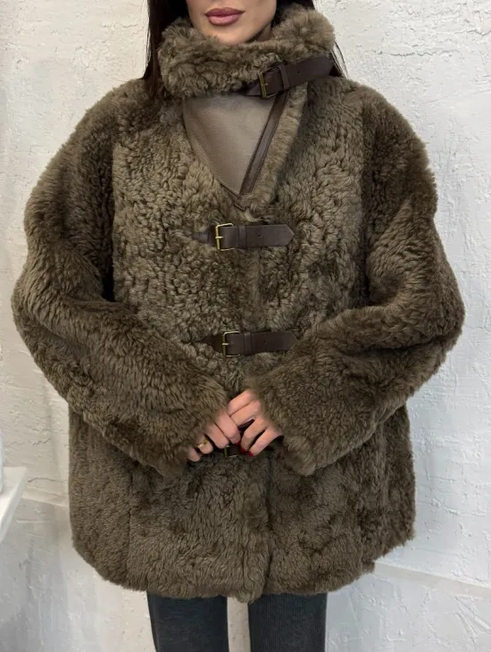 Дублёнка «Дафлкот» cредней длины из овчины Tigrado на застёжках - кожаные ремешки - фото 4