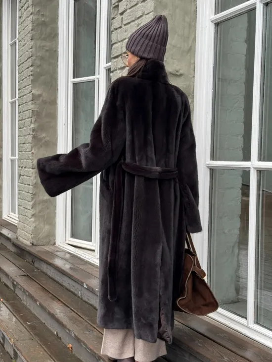 Роскошная шуба из аукционной норки Premium Velvet с V-образным воротником и меховым поясом - горький шоколад - фото 4