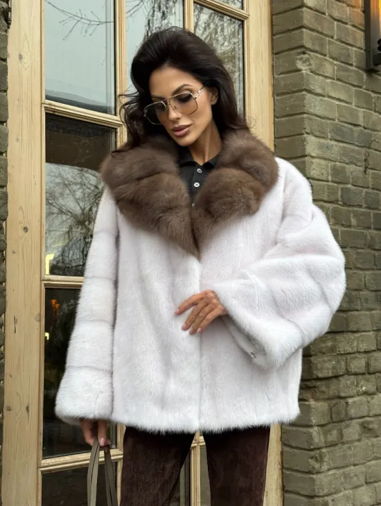 Короткая белая шубка с воротником из натуральной куницы - фото 6
