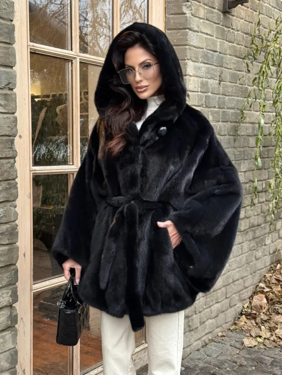Меховое пончо из скандинавской норки с капюшоном - черный изумруд - фото 9
