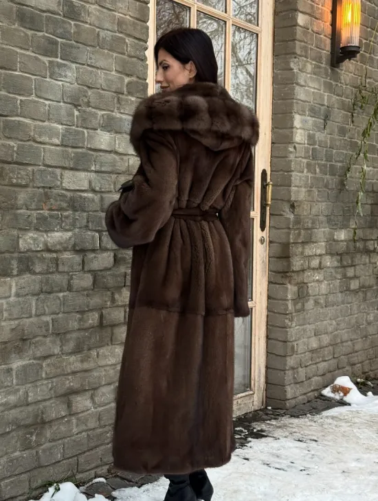 Длинная коричневая норковая шуба прямого кроя с капюшоном из куницы - фото 7