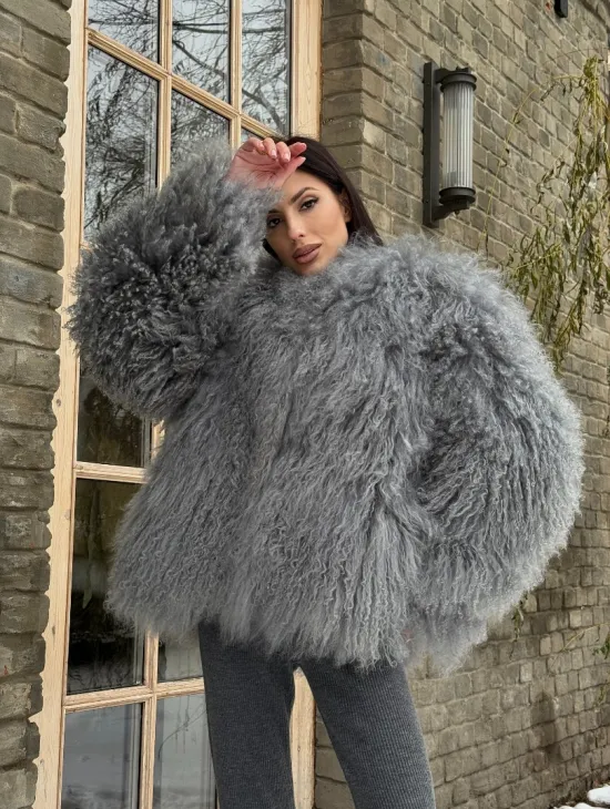 Шуба из меха ламы серого цвета - фото 12