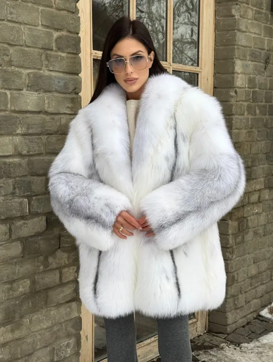 Шуба из меха белой крестовой лисы с воротником шаль, цельные пластины - фото 10