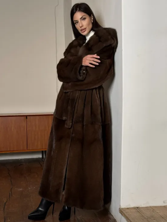 Длинная норковая шуба прямого кроя с меховым поясом и капюшоном из меха куницы - фото 3