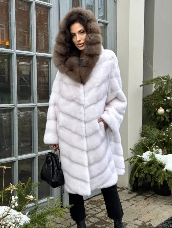 Белая прямая норковая шуба с капюшоном из меха куницы - фото 9