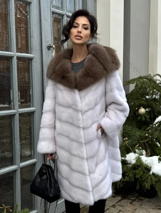 Белая прямая норковая шуба с капюшоном из меха куницы - фото 8