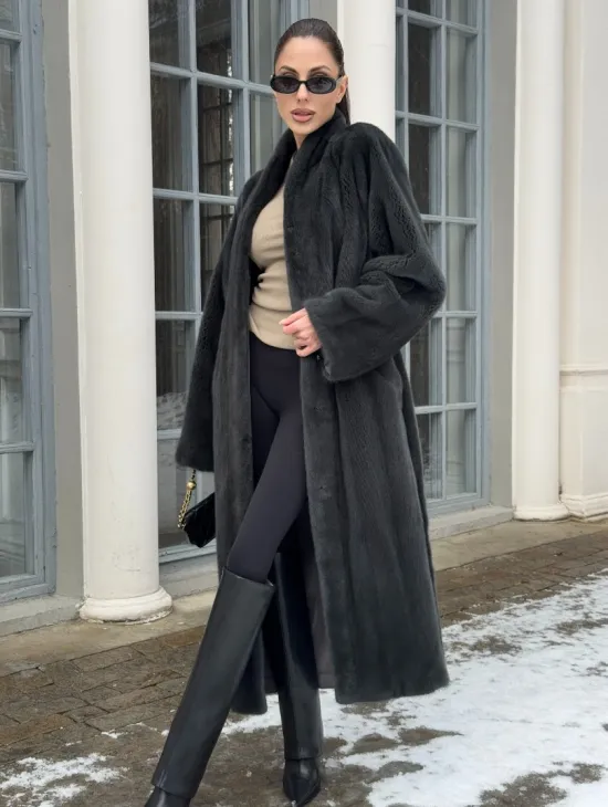 Модная норковая шуба в цвете графит с V-образным воротником - фото 5