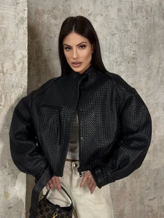 Черный женский бомбер из плетеной натуральной кожи - фото 6