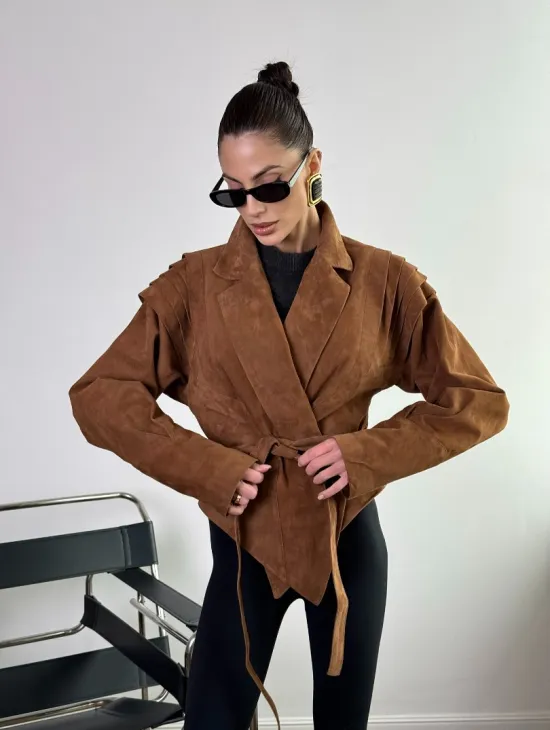 Модная приталенная куртка с плечиками - крылышками из замши Camel - фото 8