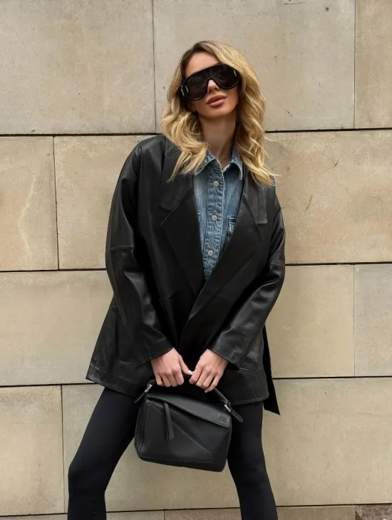 Черный короткий тренч из натуральной кожи на запах с поясом - фото 11