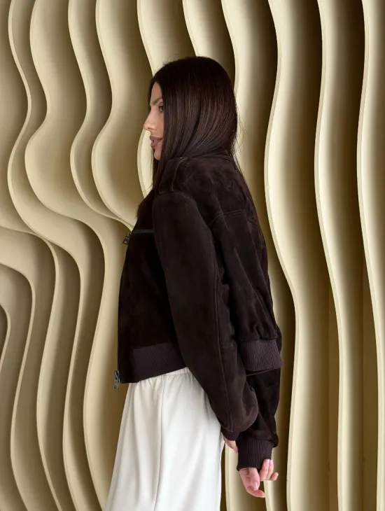 Короткий бомбер из натуральной замши на молнии с трикотажными манжетами - фото 11