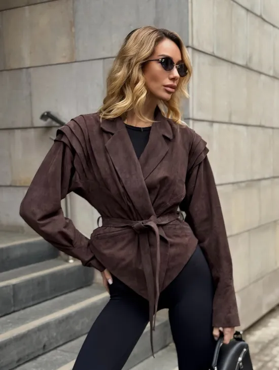 Приталенная куртка из замши c поясом, на плечах вставки в виде крылышек - фото 6