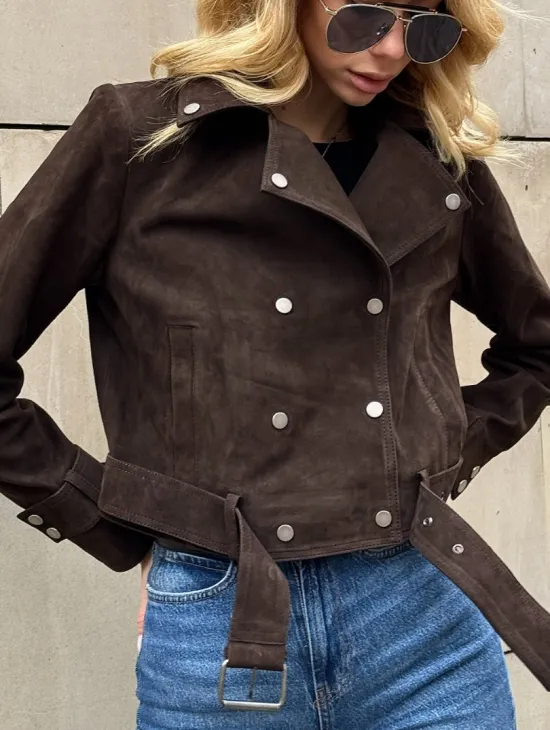 Короткая замшевая курточка с прорезными карманами и ремнём на талии - фото 3