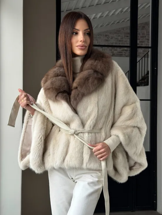 Светлое норковое пончо с воротником из куницы - фото 15