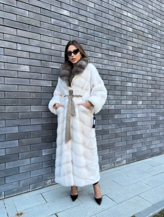 Длинная норковая шуба в белом цвете с воротником из куницы - фото 6