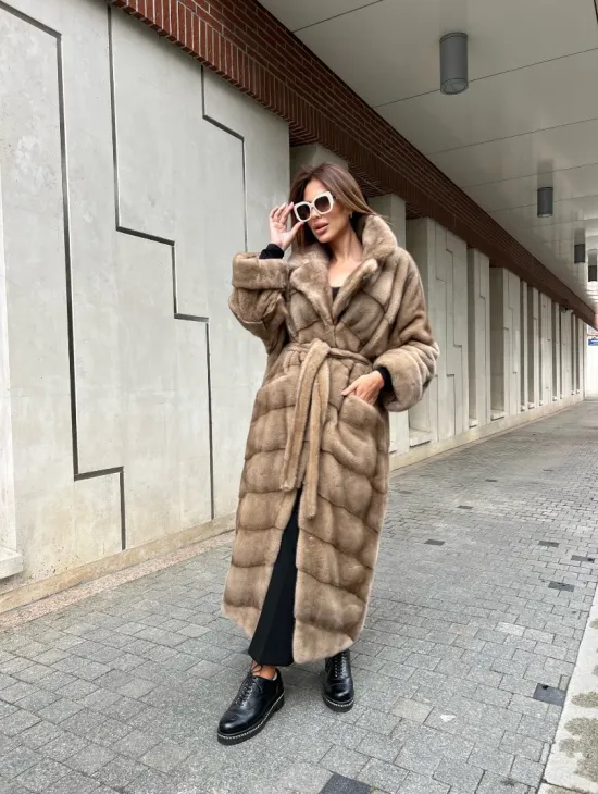 Luxyry - Удлиненная плюшевая норковая шуба в цвете пастель - фото 3