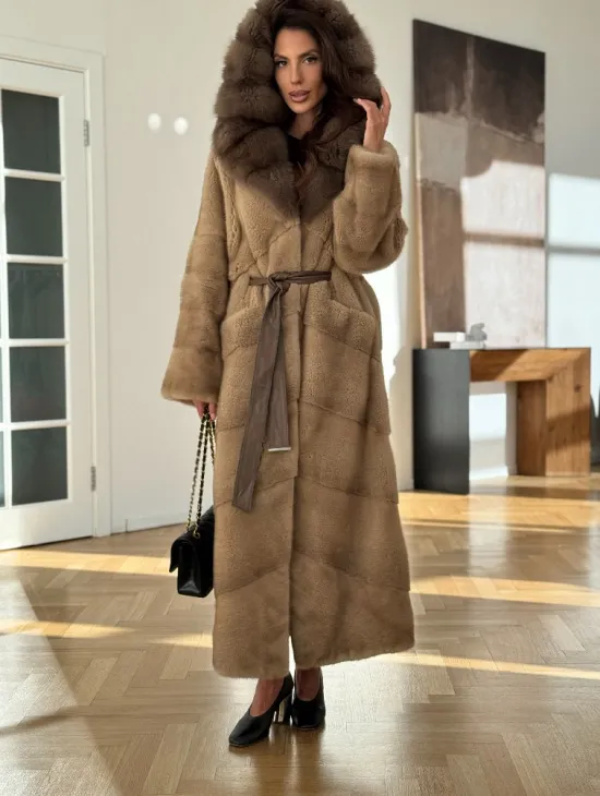 Норковая шуба бежевого цвета - капюшон куница - фото 2