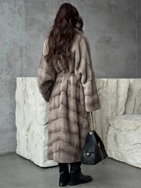 Удлинённая норковая шуба с поясом - фото 3