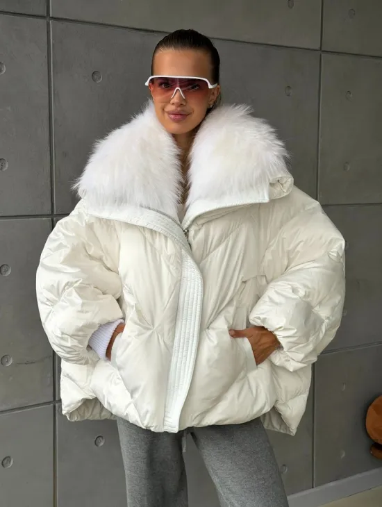 Белый зимний пуховик с мехом - фото 0