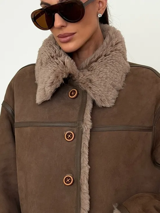 Коричневая замшевая дубленка на мехе тиградо - фото 1