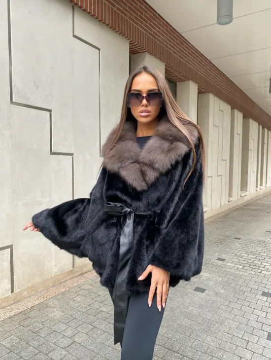 Норковая шуба летучая с воротником из меха куницы в черном цвете - фото 0
