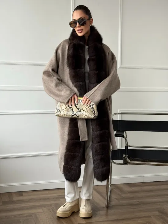 Длинное пальто с мехом финского песца - фото 8