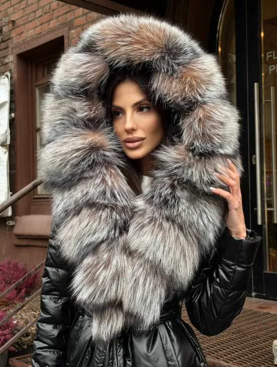 Чёрное пуховое пальто с меховым капюшоном из чернобурки - фото 5