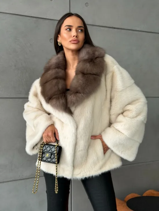 Норковая шуба с отделкой на воротнике из куницы - фото 9