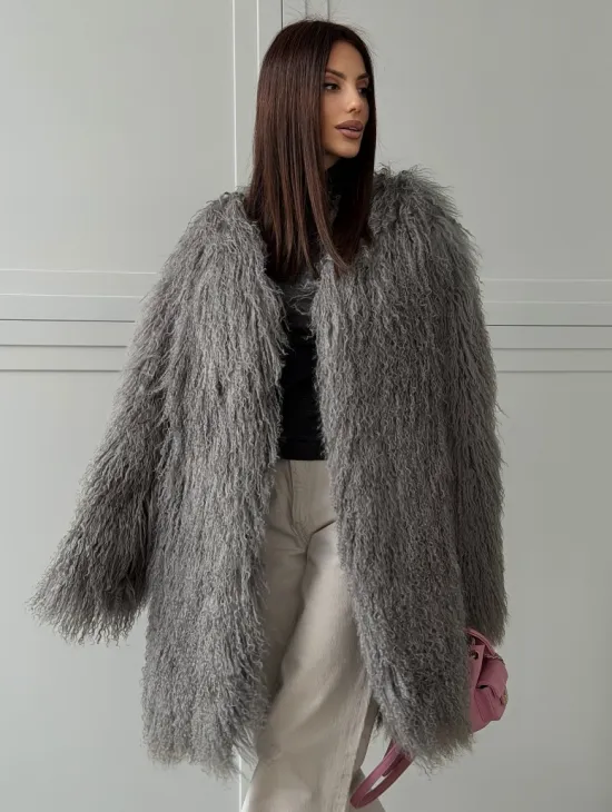 Удлиненная серая шуба из ламы - фото 0