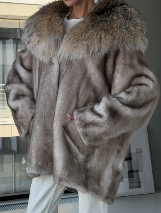 Шуба из аукционной пепельной норки с капюшоном из рыси - фото 3