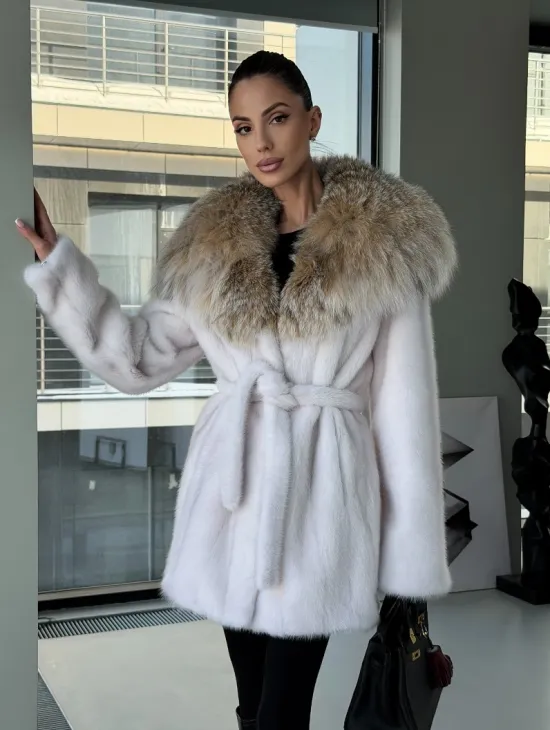 Белая шуба с капюшоном из рыси - фото 16