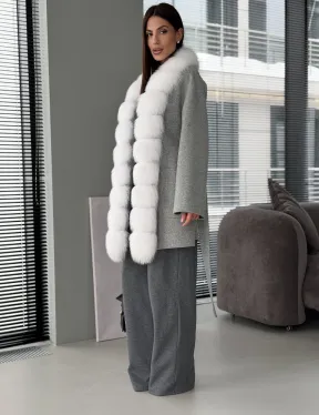 Серое пальто с меховым воротником - фото 8