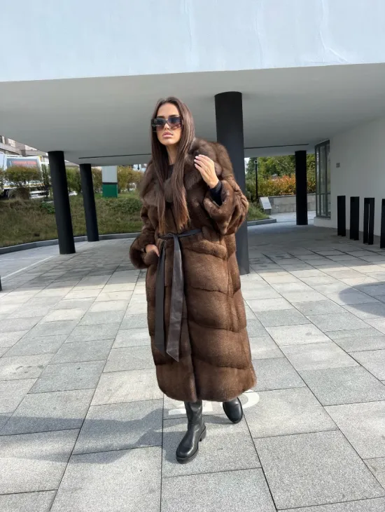 Шуба из аукционной норки NAFA MINK с капюшоном из меха куницы - фото 7