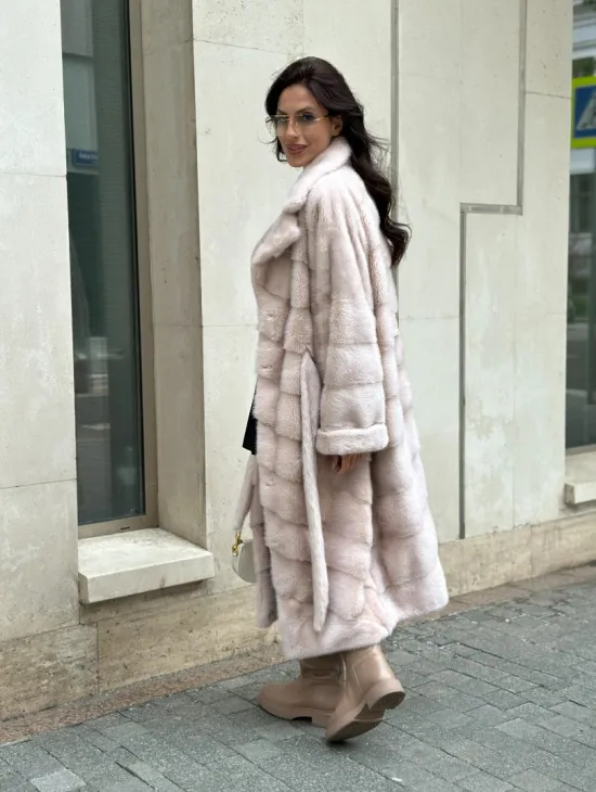 Бежевая норковая шуба в цвете пудра - фото 11