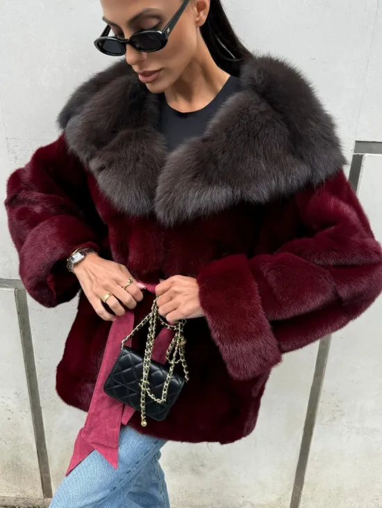 Шуба из меха норки с капюшоном из куницы бордового цвета - фото 1