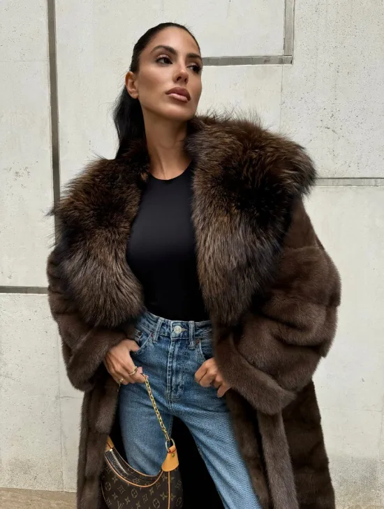 Норковая шуба с капюшоном кобра из меха чернобурки в коричневом цвете - фото 7